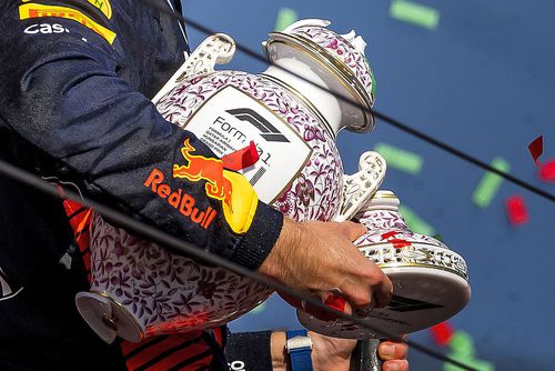 Trofeul lui Max Verstappen a fost rupt de Lando Norris // sursă foto: Twitter @ F1