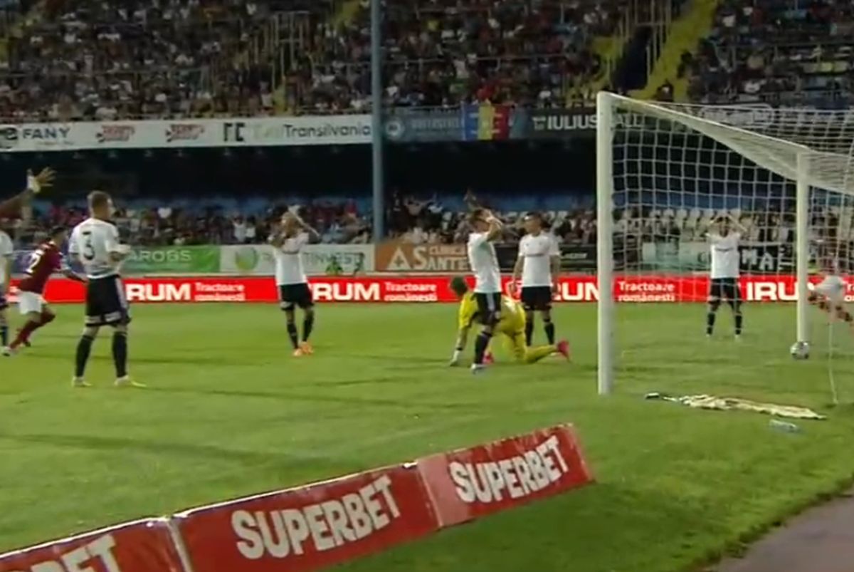 Autogol cum rar se vede în fotbal: Bogdan Vătăjelu a comis-o în U Cluj - Rapid