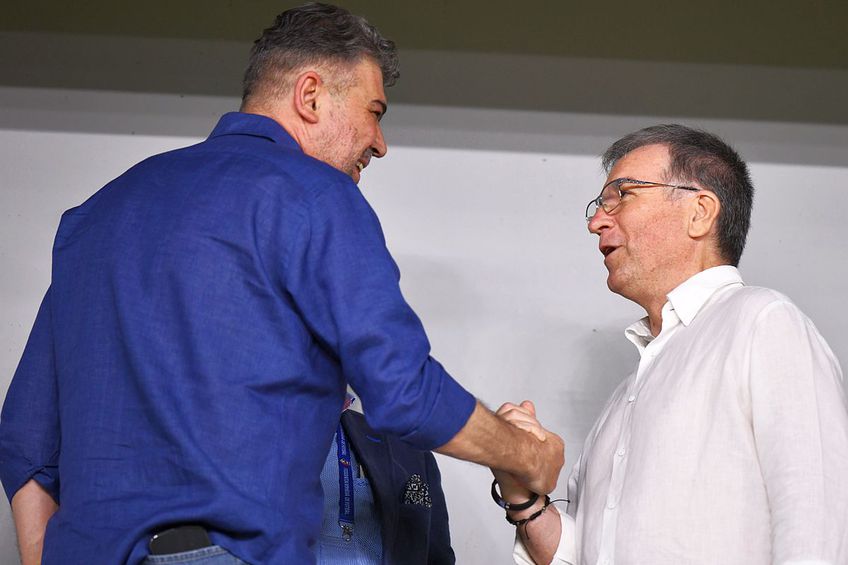 Marcel Ciolacu, salutându-l pe Vali Arăgăseală în timpul FCSB - Dinamo / foto: Cristi Preda (GSP)