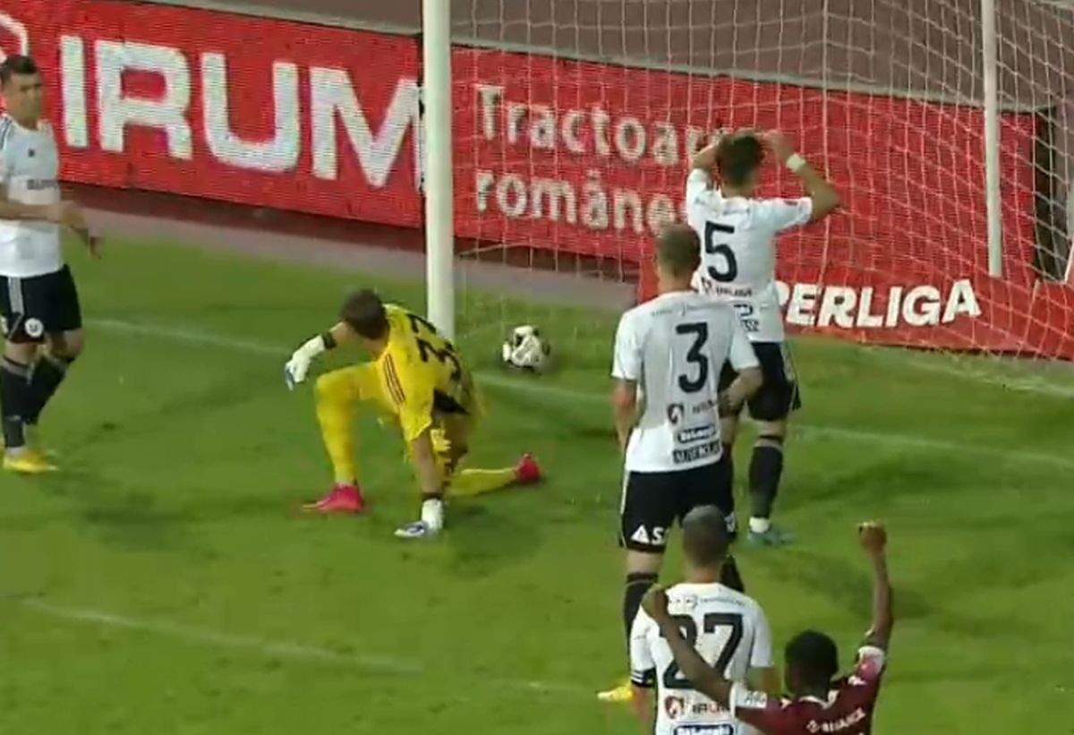 Autogol cum rar se vede în fotbal: Bogdan Vătăjelu a comis-o în U Cluj - Rapid