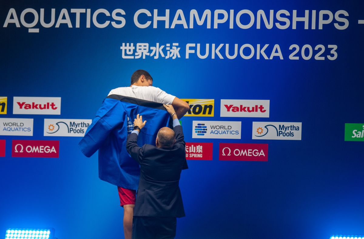 FOTO David Popovici premiat înainte de a intra în competiție, în Japonia