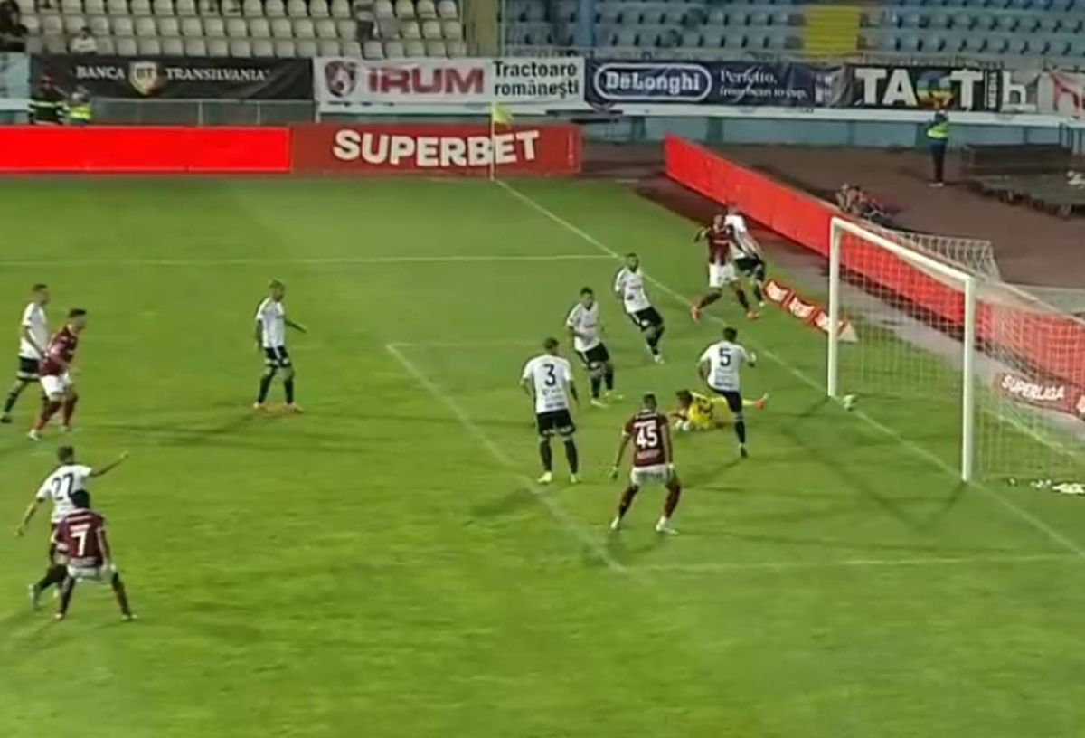Autogol cum rar se vede în fotbal: Bogdan Vătăjelu a comis-o în U Cluj - Rapid