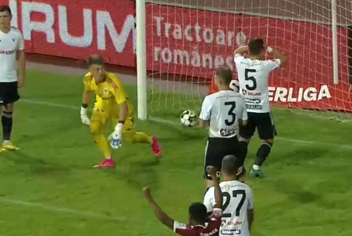 Autogol cum rar se vede în fotbal: Bogdan Vătăjelu a comis-o în U Cluj - Rapid