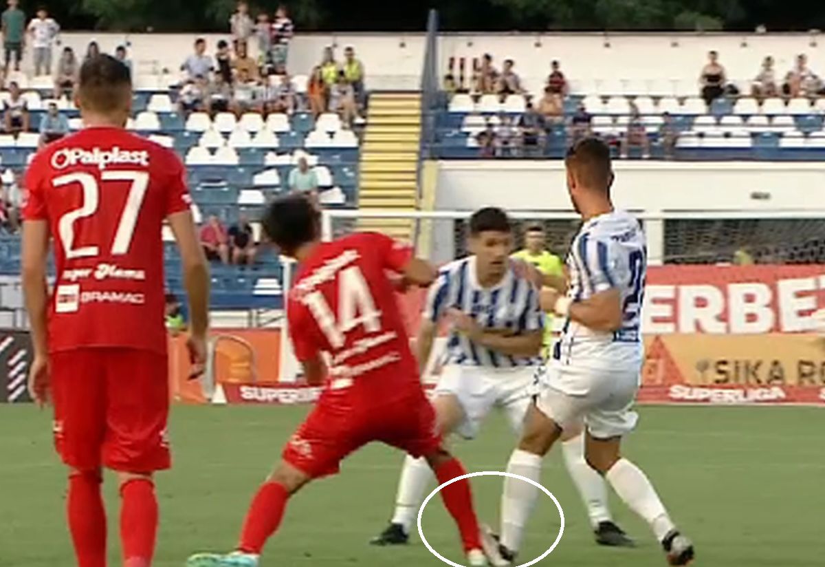 Tensiune în Copou » Leo Grozavu a „sărit” la jucătorul său!