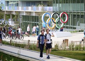 Vizită în Satul Olimpic » Ce mesaje are România la parterul blocului + cele două națiuni care împart clădirea cu „tricolorii”
