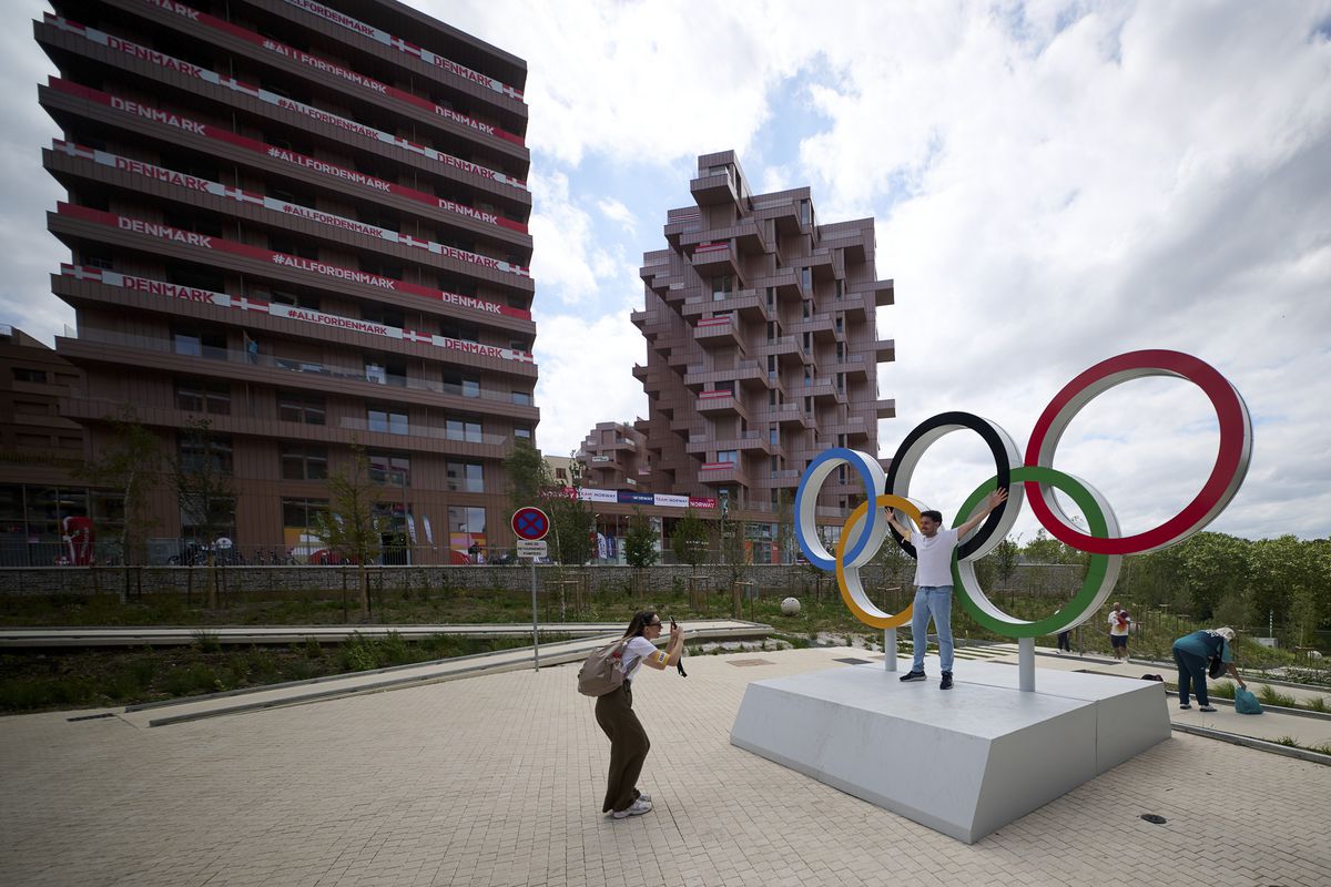 Vizită în Satul Olimpic » Ce mesaje are România la parterul blocului + cele două națiuni care împart clădirea cu „tricolorii”