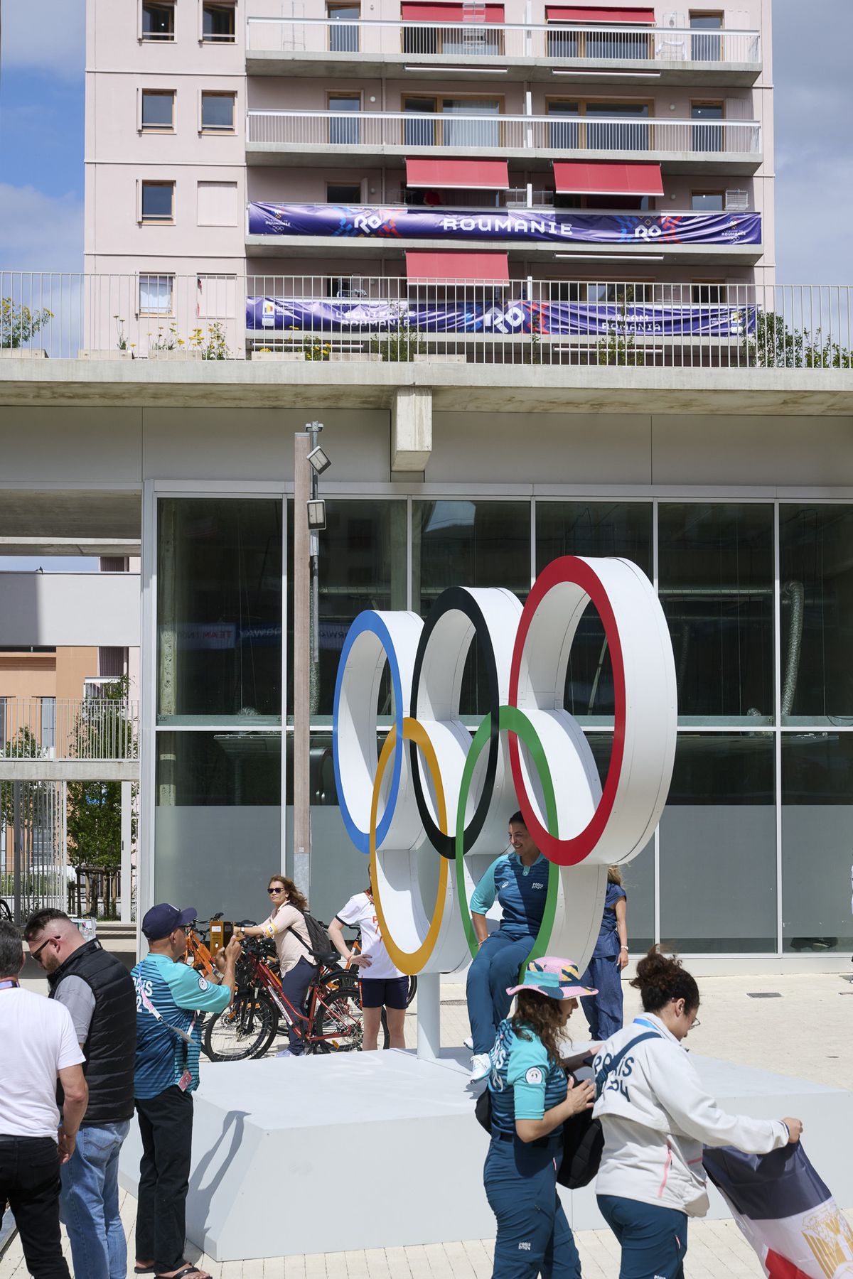 Vizită în Satul Olimpic » Ce mesaje are România la parterul blocului + cele două națiuni care împart clădirea cu „tricolorii”