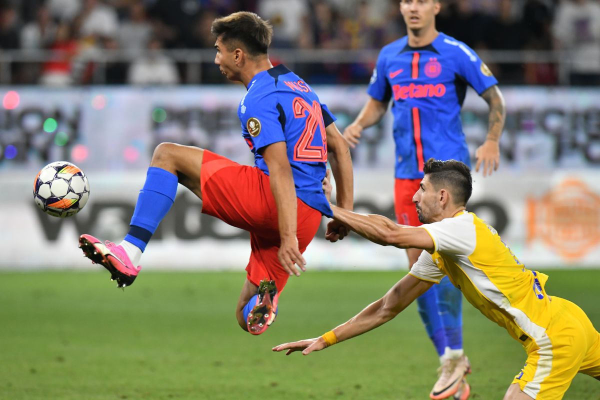 Pe cine a remarcat Elias Charalambous în FCSB - Maccabi Tel Aviv