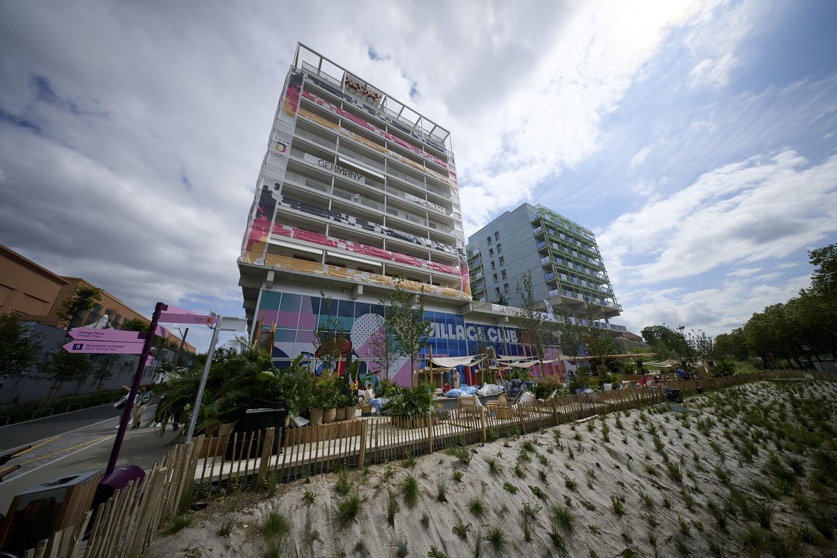 Vizită în Satul Olimpic » Ce mesaje are România la parterul blocului + cele două națiuni care împart clădirea cu „tricolorii”