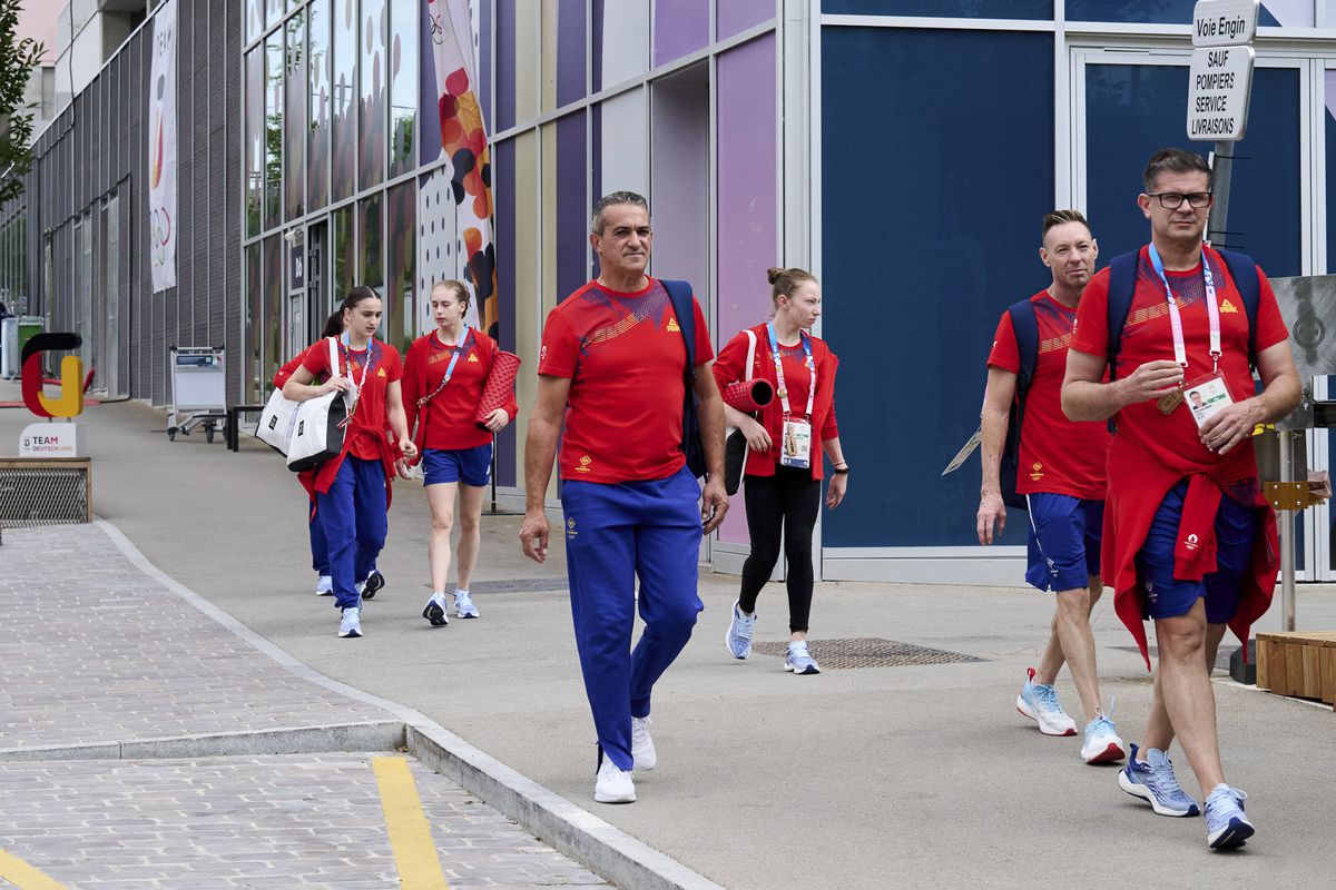 Vizită în Satul Olimpic » Ce mesaje are România la parterul blocului + cele două națiuni care împart clădirea cu „tricolorii”