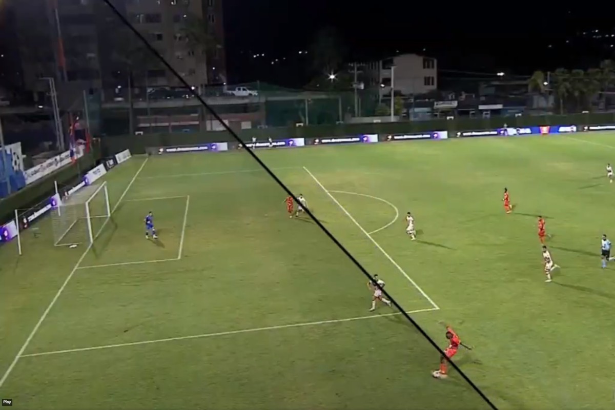 Au triangulat în spațiu! Imagini hilare prezentate în timpul meciului