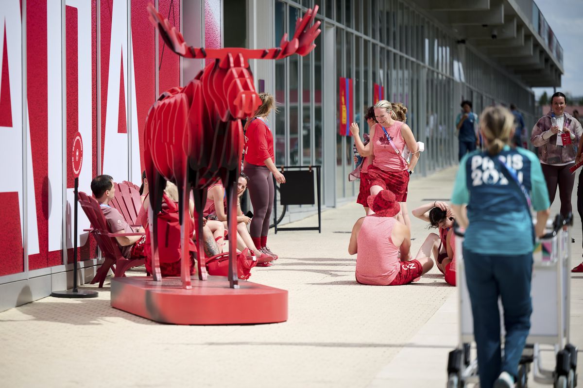 Vizită în Satul Olimpic » Ce mesaje are România la parterul blocului + cele două națiuni care împart clădirea cu „tricolorii”