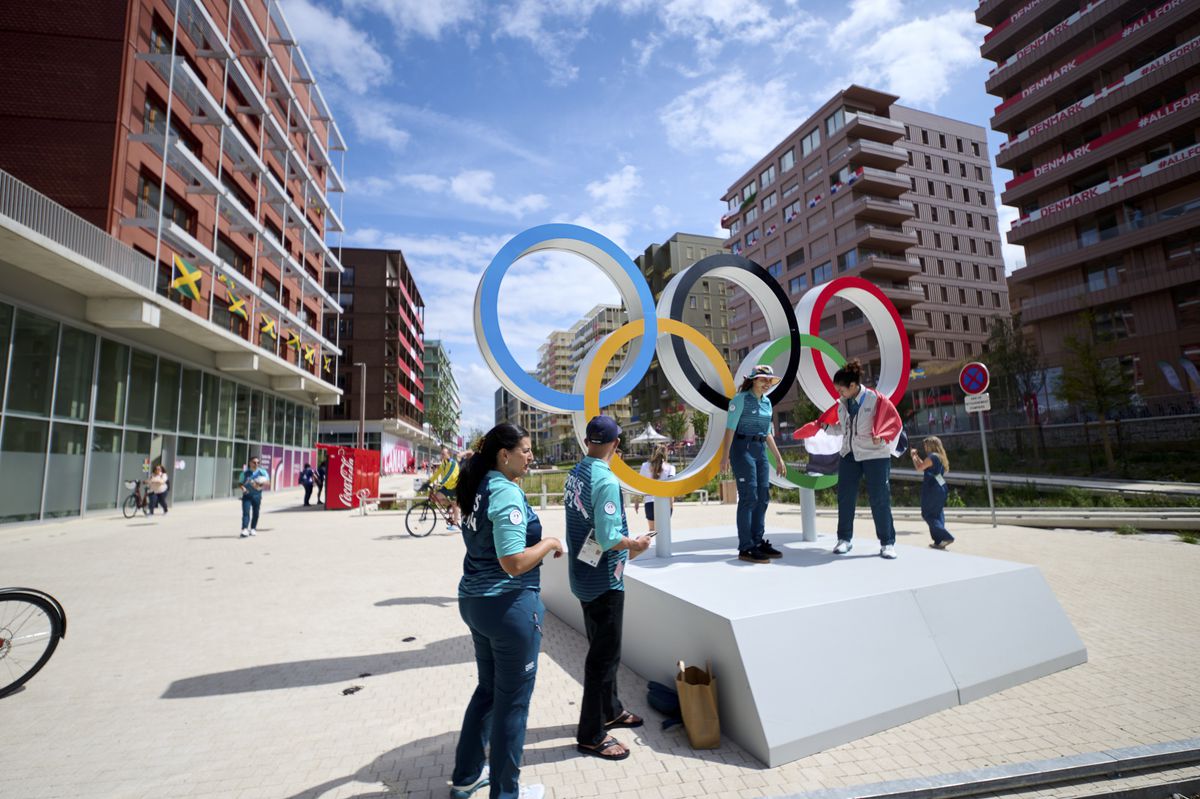 Vizită în Satul Olimpic » Ce mesaje are România la parterul blocului + cele două națiuni care împart clădirea cu „tricolorii”