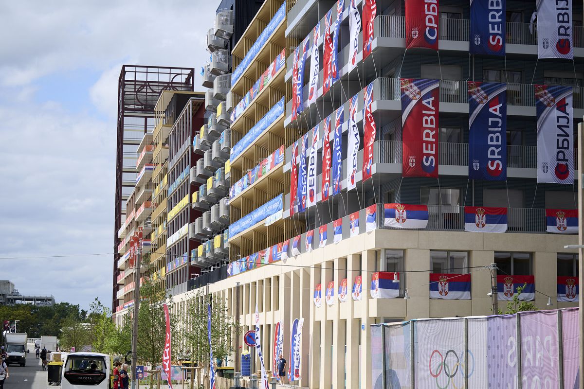 Vizită în Satul Olimpic » Ce mesaje are România la parterul blocului + cele două națiuni care împart clădirea cu „tricolorii”