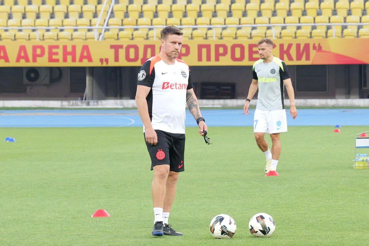 Echipamentul purtat de FCSB în meciul cu Shkendija // FOTO: Andrei Furnigă (GSP)