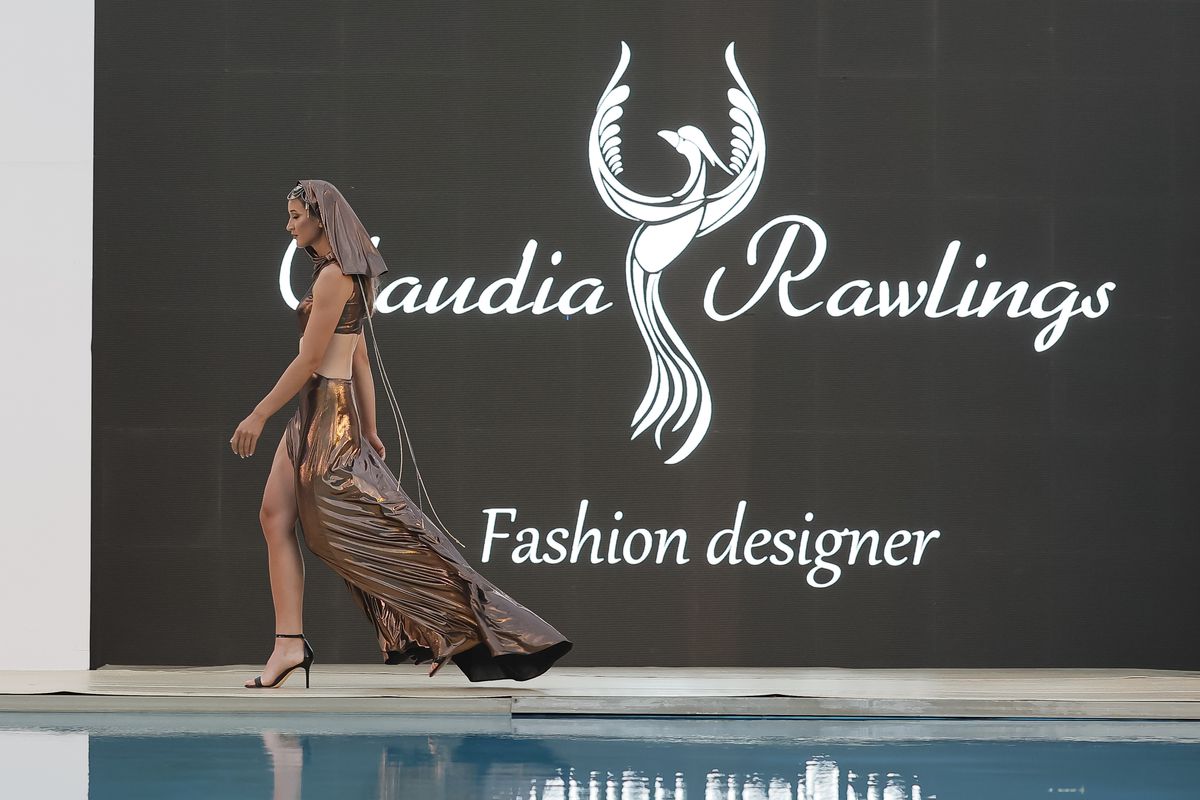 Simona Radiș Sabrina Voinea modele modă Bukarest Fashion Week