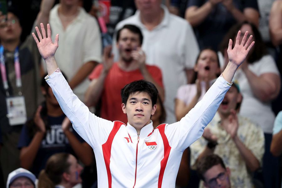 Pan Zhanle, „eroul” propagandei chineze! Rivalul lui David Popovici, plimbat pe un teritoriu anexat ca să dea mâna cu soldații