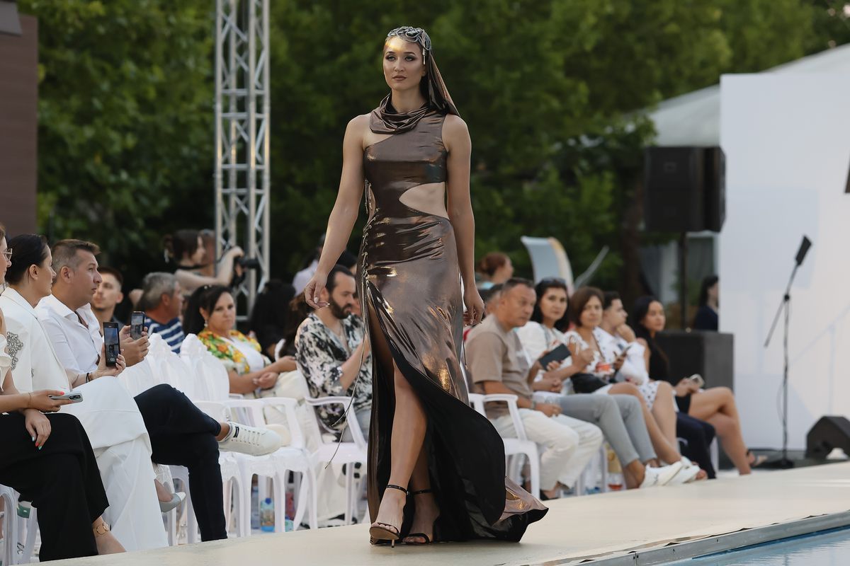Simona Radiș Sabrina Voinea modele modă Bukarest Fashion Week