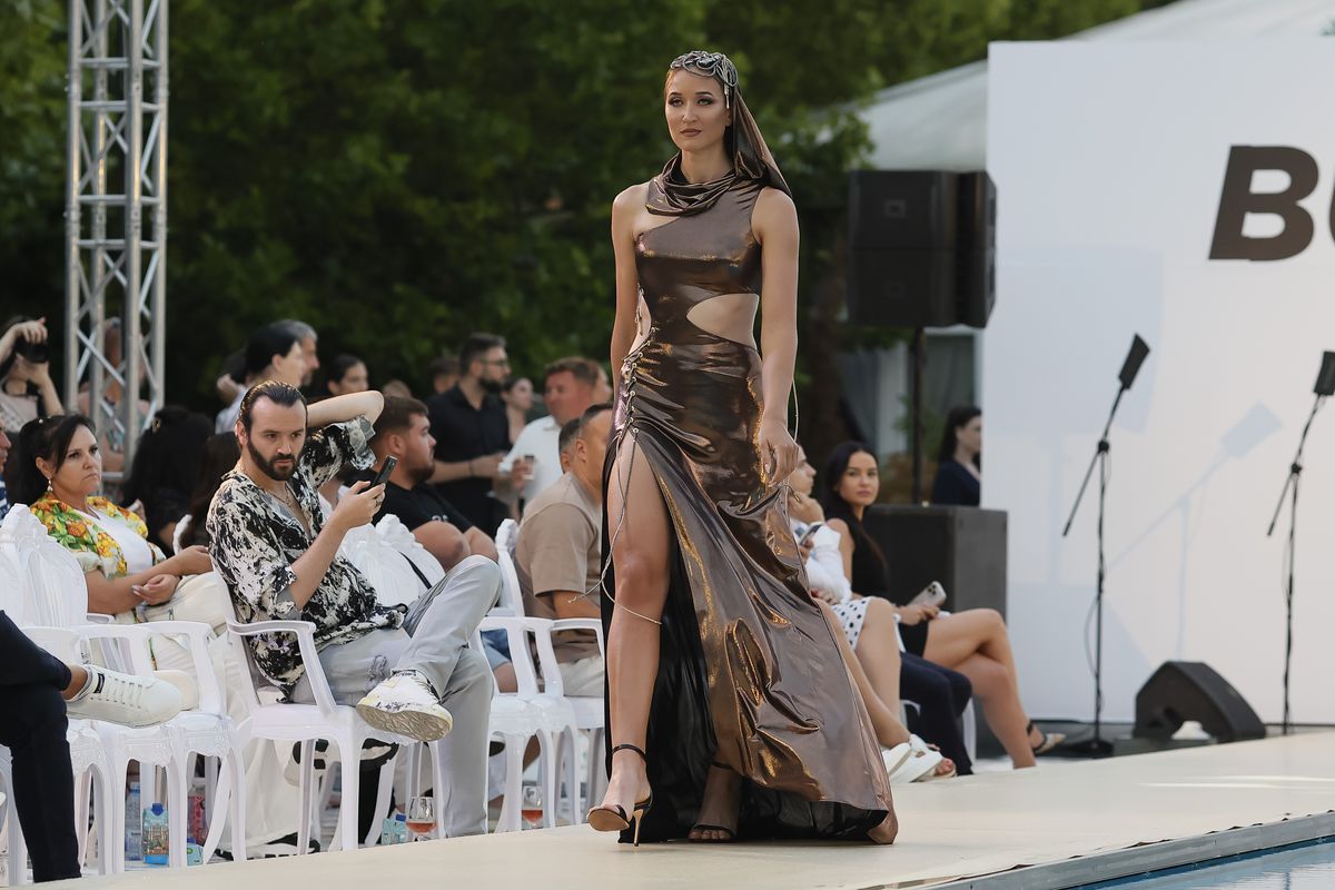Simona Radiș și Sabrina Voinea, ravisante pe podiumul de la Bukarest Fashion Week: „Îmi dau lacrimile!” + Cu ce vedete s-au întâlnit în culise