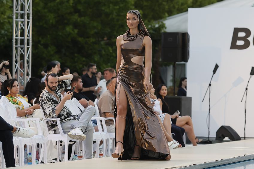 FOTO ȘI VIDEO SPECTACULOS Simona Radiș și Sabrina Voinea, ravisante pe podiumul de la Bukarest Fashion Week: „Îmi dau lacrimile!” + Cu ce vedete s-au întâlnit în culise