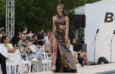 Simona Radiș și Sabrina Voinea, ravisante pe podiumul de la Bukarest Fashion Week: „Îmi dau lacrimile!” + Cu ce vedete s-au întâlnit în culise