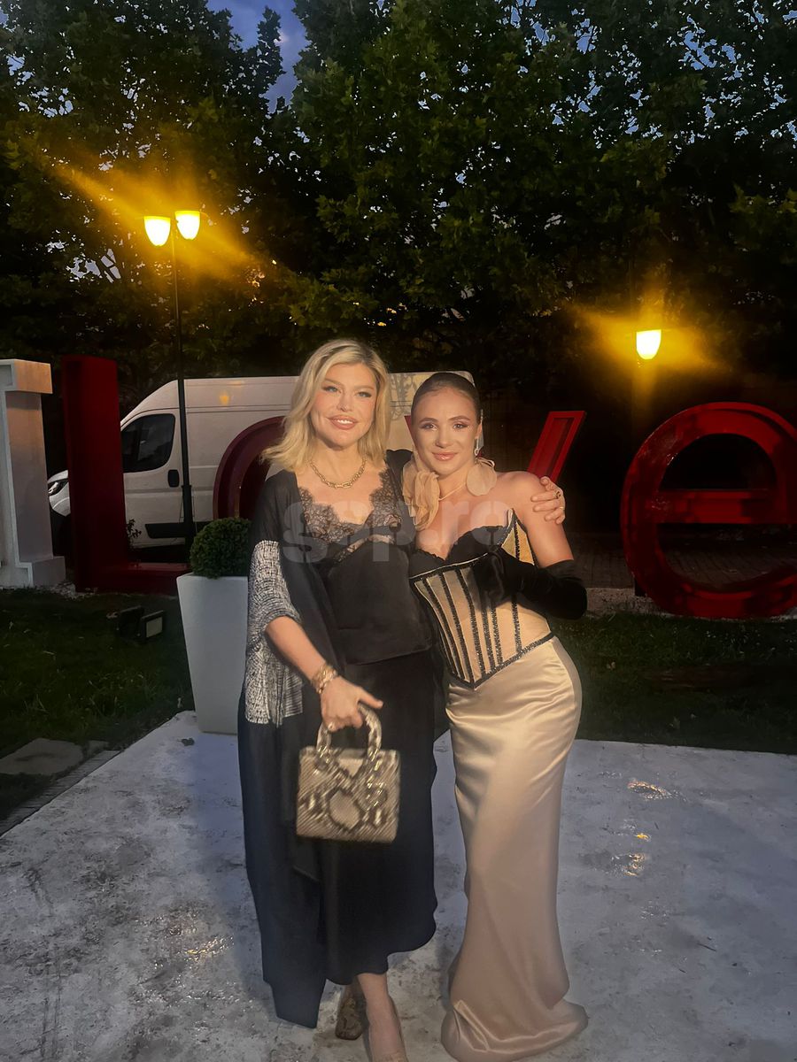 Simona Radiș și Sabrina Voinea, ravisante pe podiumul de la Bukarest Fashion Week: „Îmi dau lacrimile!” + Cu ce vedete s-au întâlnit în culise