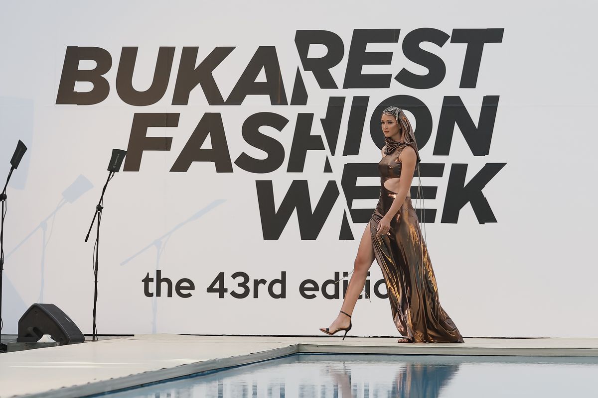 Simona Radiș Sabrina Voinea modele modă Bukarest Fashion Week