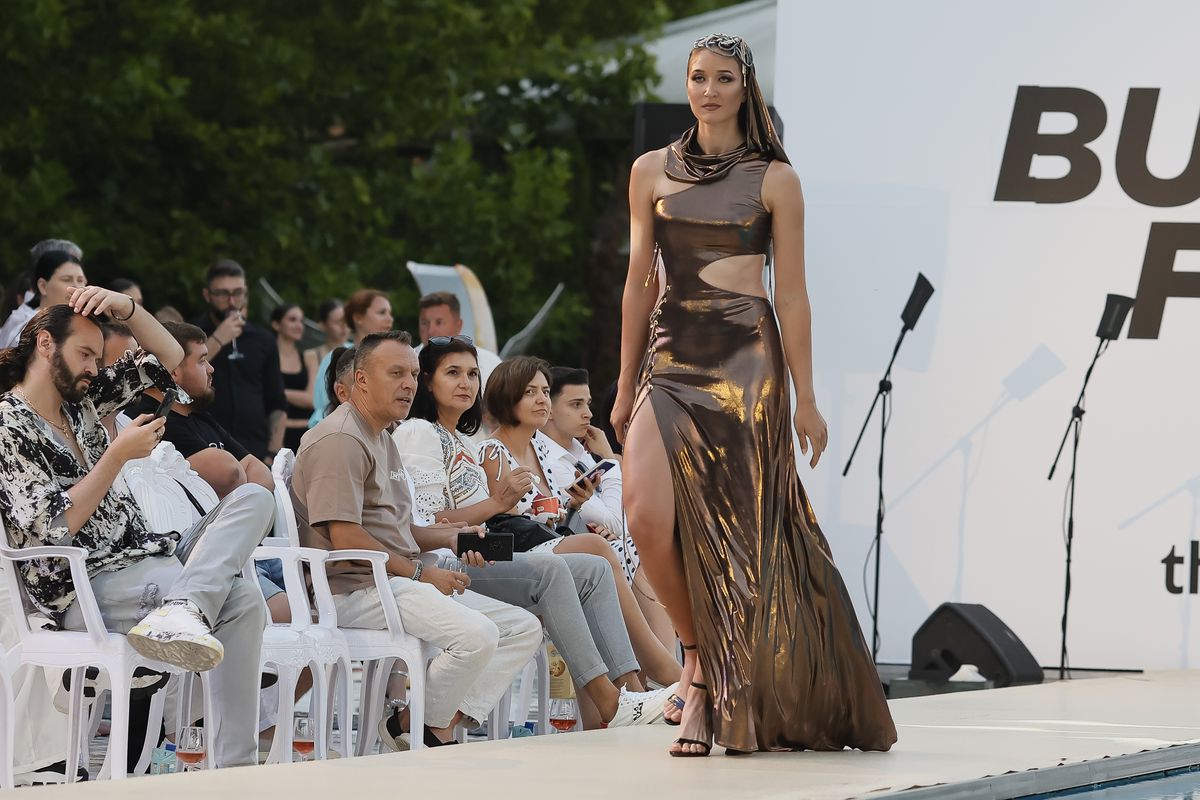 Simona Radiș Sabrina Voinea modele modă Bukarest Fashion Week