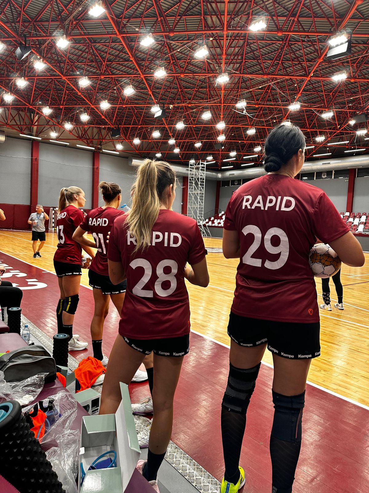 Handbalistele Rapidului, petrecere la final de cantonament