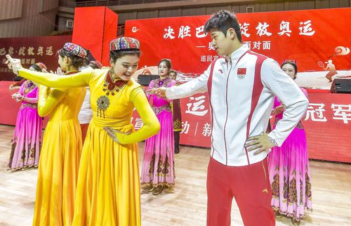 Pan Zhanle, alături de dansatoare din China, foto: Imago