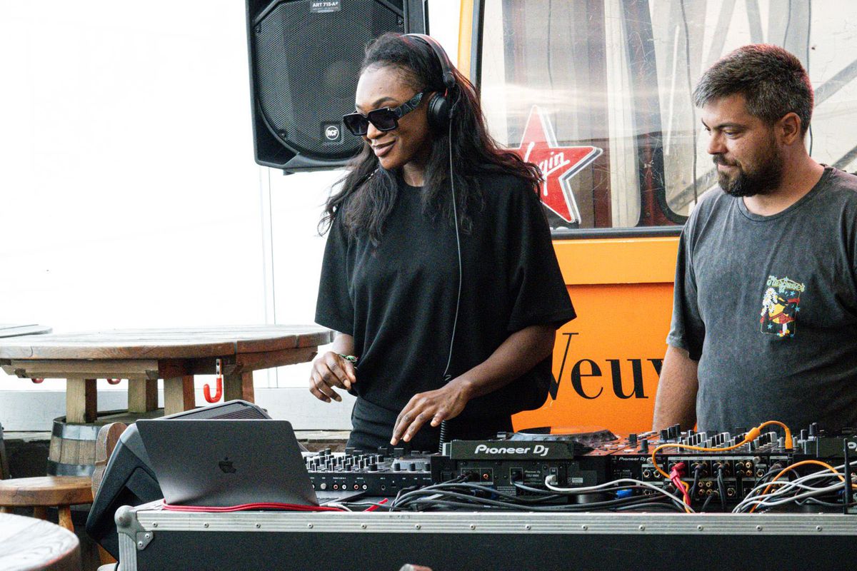 Handbalistele Rapidului, petrecere în vârf de munte: „Dacă o să priviți pozele, o să o vedeți și pe ea”