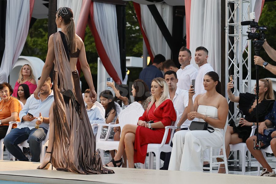 Simona Radiș și Sabrina Voinea, ravisante pe podiumul de la Bukarest Fashion Week: „Îmi dau lacrimile!” + Cu ce vedete s-au întâlnit în culise