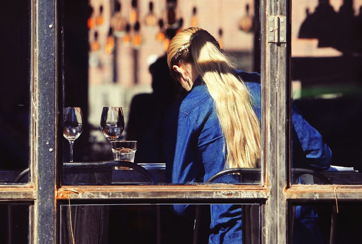 Bătaie horror pe terasă din cauza COVID-19! O femeie a lovit în cap o chelneriță. Ce îi spusese victima