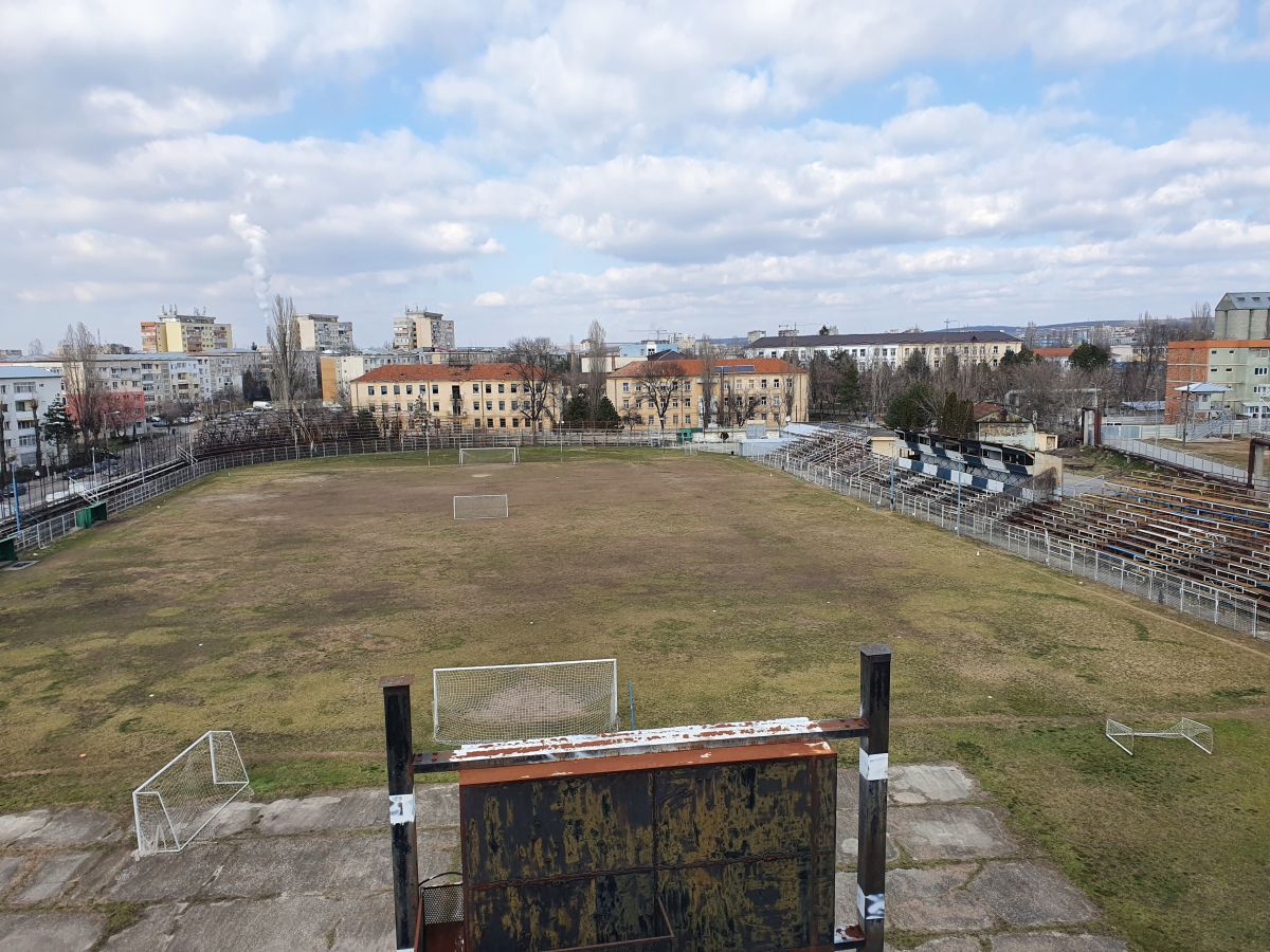 Valea arămie a pompierilor » Stadionul Electroputere, într-o stare deplorabilă: rugină, pământ și buruieni pe arena unde au fost crescuți jucători de seamă