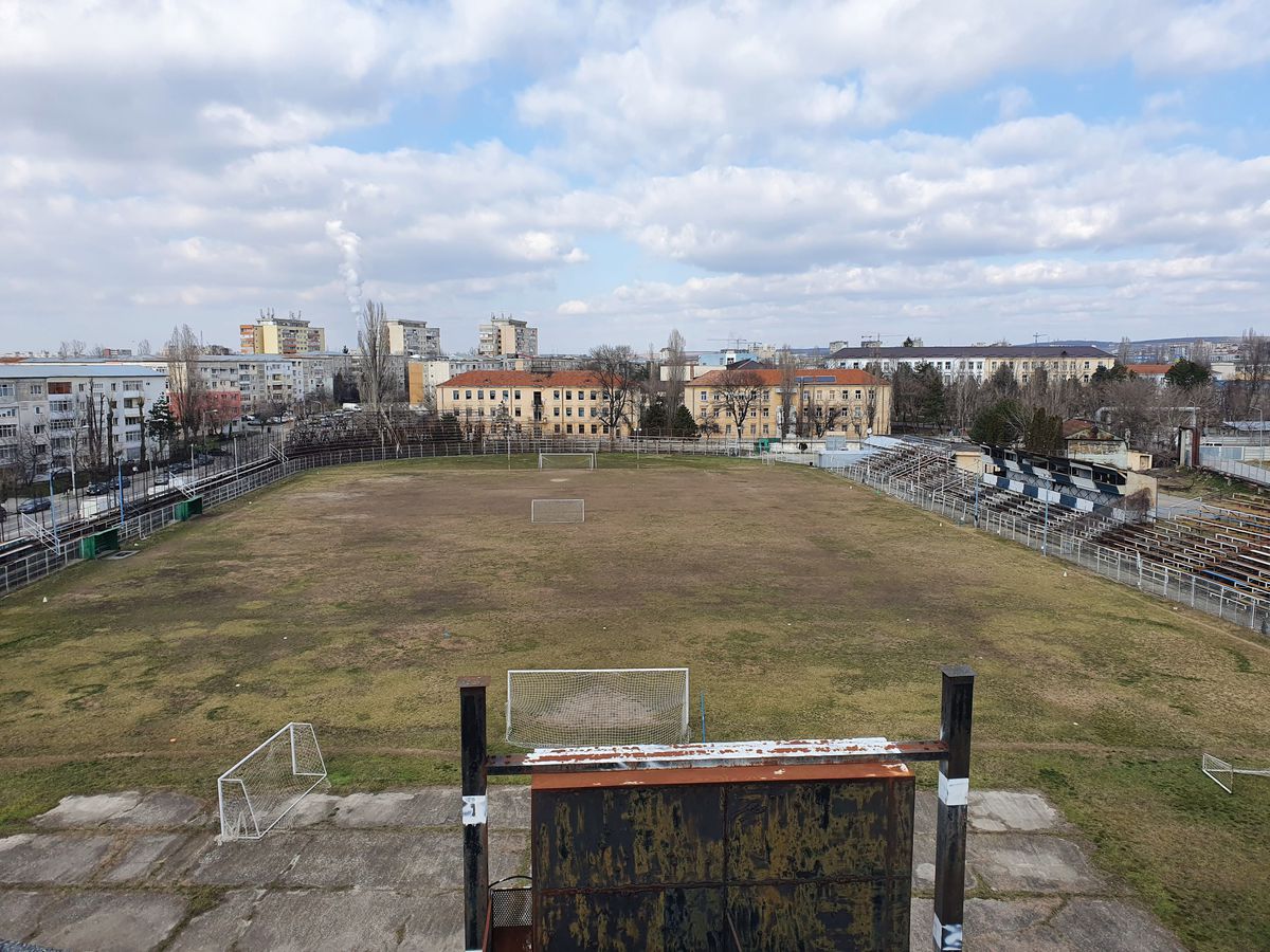 Valea arămie a pompierilor » Stadionul Electroputere, într-o stare deplorabilă: rugină, pământ și buruieni pe arena unde au fost crescuți jucători de seamă