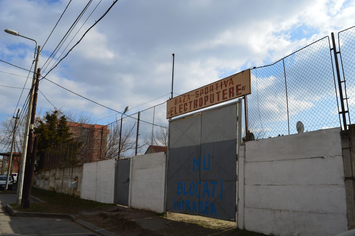 Valea arămie a pompierilor » Stadionul Electroputere, într-o stare deplorabilă: rugină, pământ și buruieni pe arena unde au fost crescuți jucători de seamă
