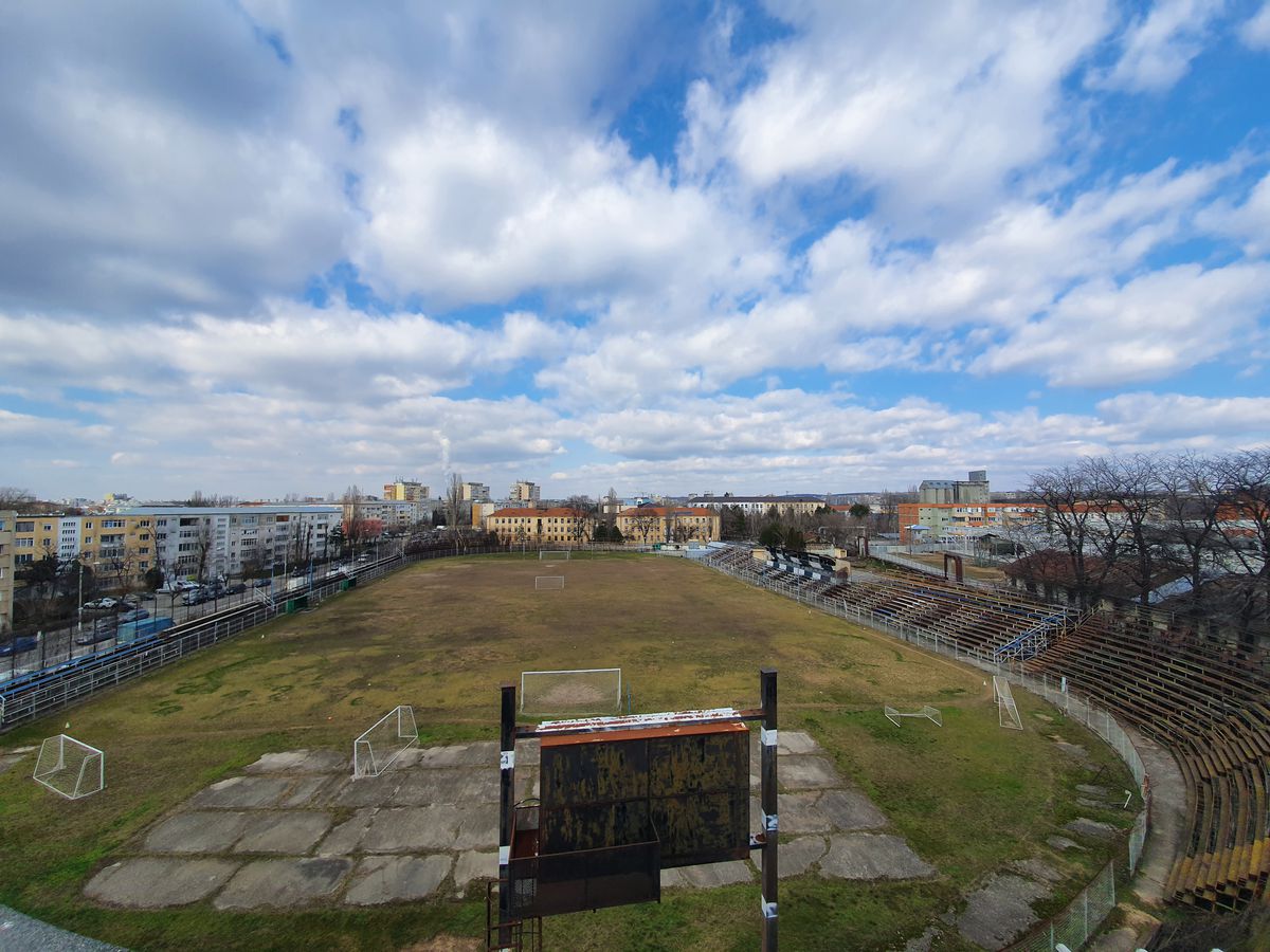 Valea arămie a pompierilor » Stadionul Electroputere, într-o stare deplorabilă: rugină, pământ și buruieni pe arena unde au fost crescuți jucători de seamă