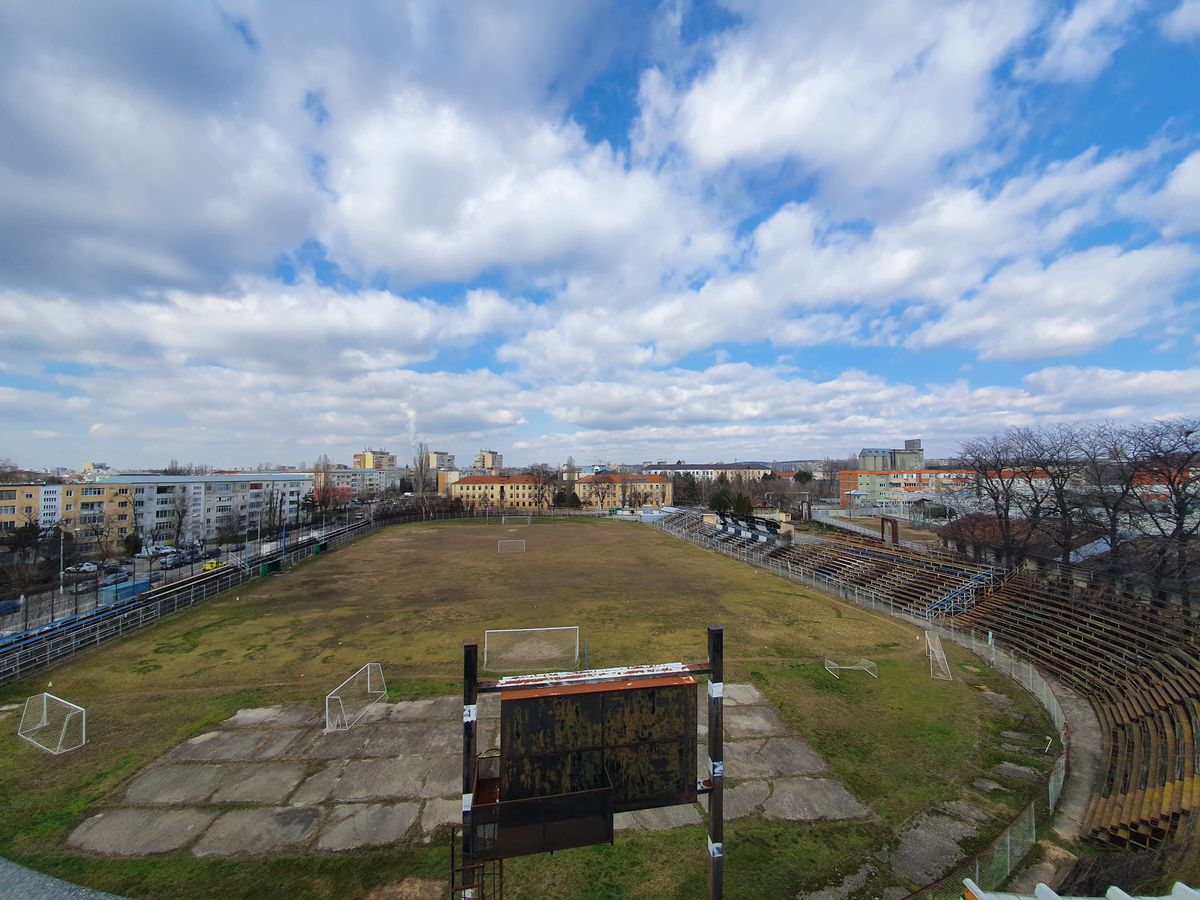 Valea arămie a pompierilor » Stadionul Electroputere, într-o stare deplorabilă: rugină, pământ și buruieni pe arena unde au fost crescuți jucători de seamă