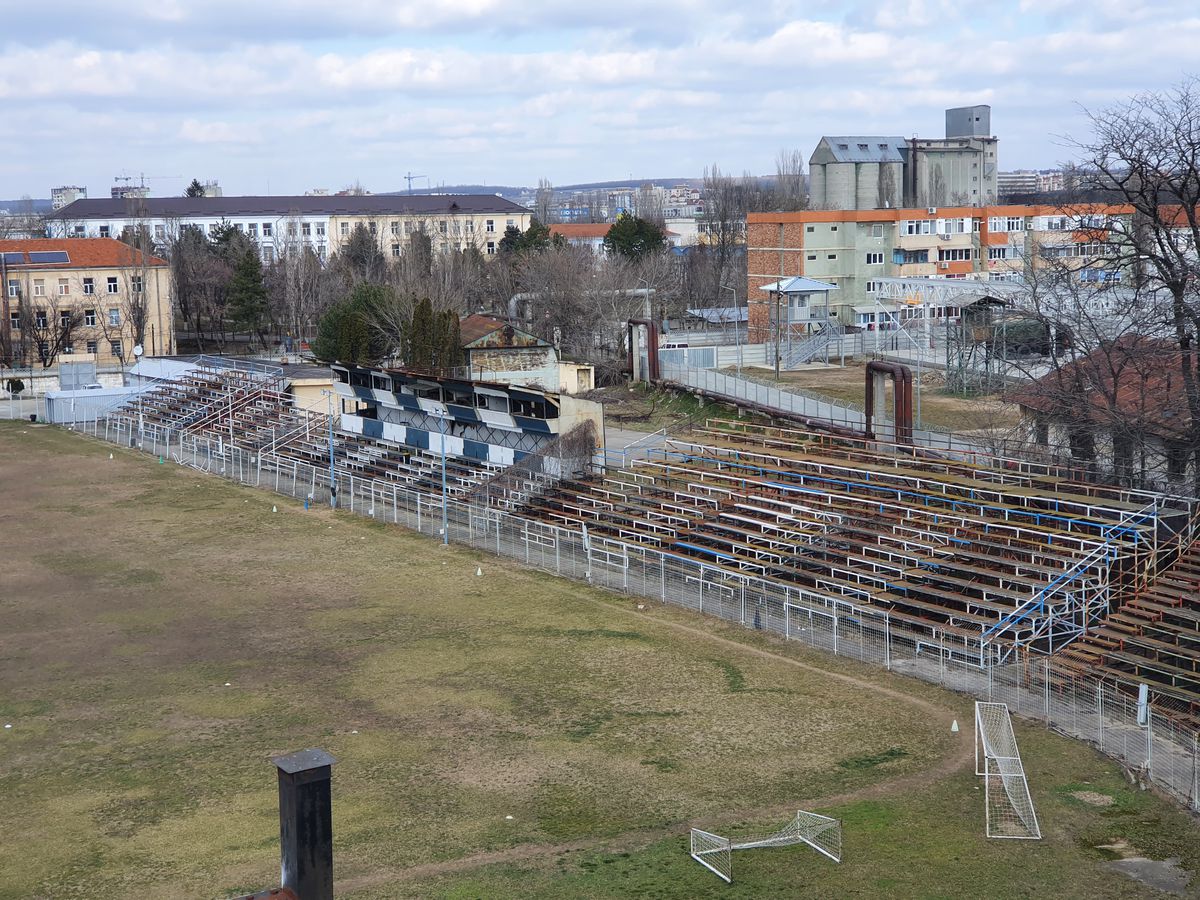 Valea arămie a pompierilor » Stadionul Electroputere, într-o stare deplorabilă: rugină, pământ și buruieni pe arena unde au fost crescuți jucători de seamă