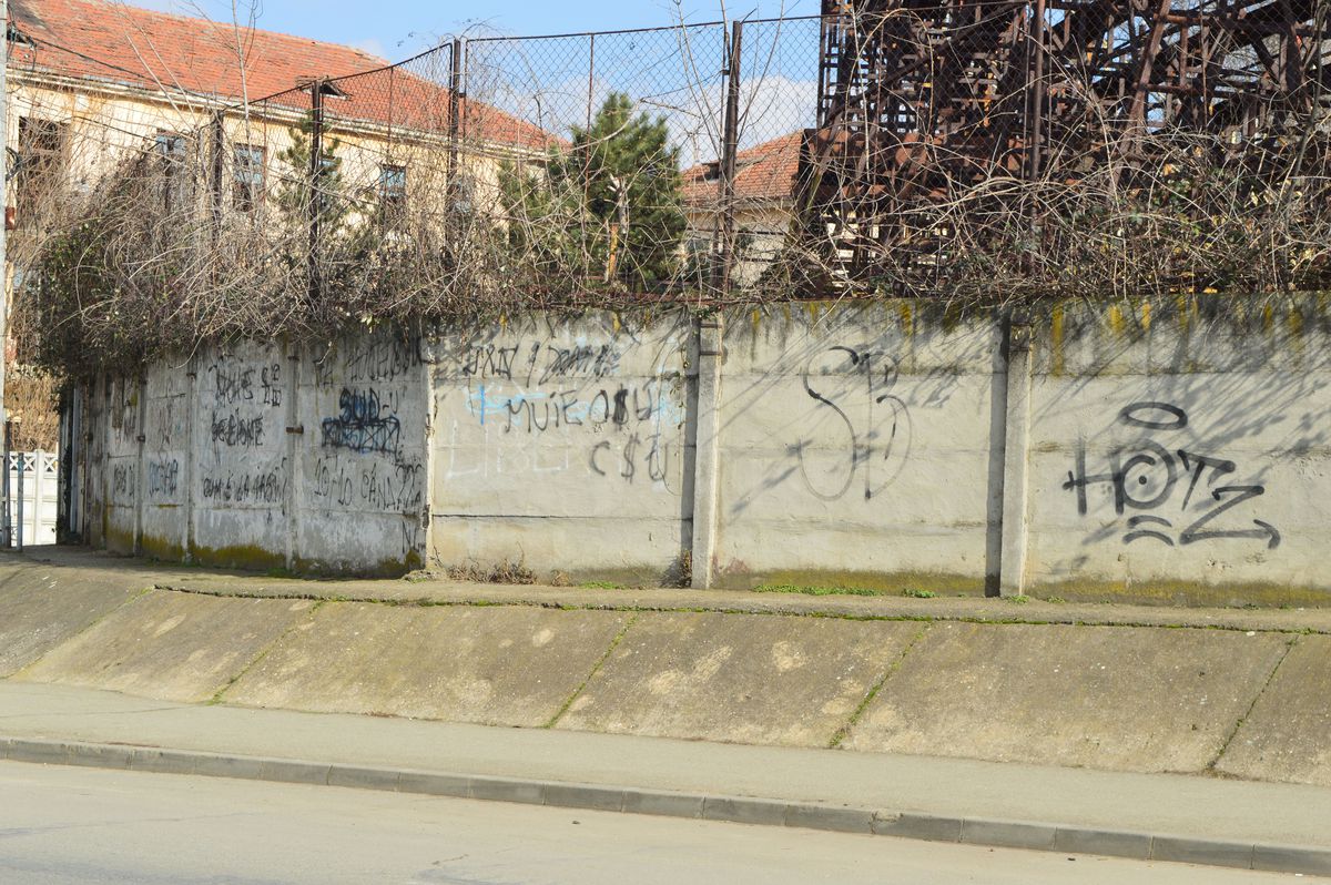 Valea arămie a pompierilor » Stadionul Electroputere, într-o stare deplorabilă: rugină, pământ și buruieni pe arena unde au fost crescuți jucători de seamă