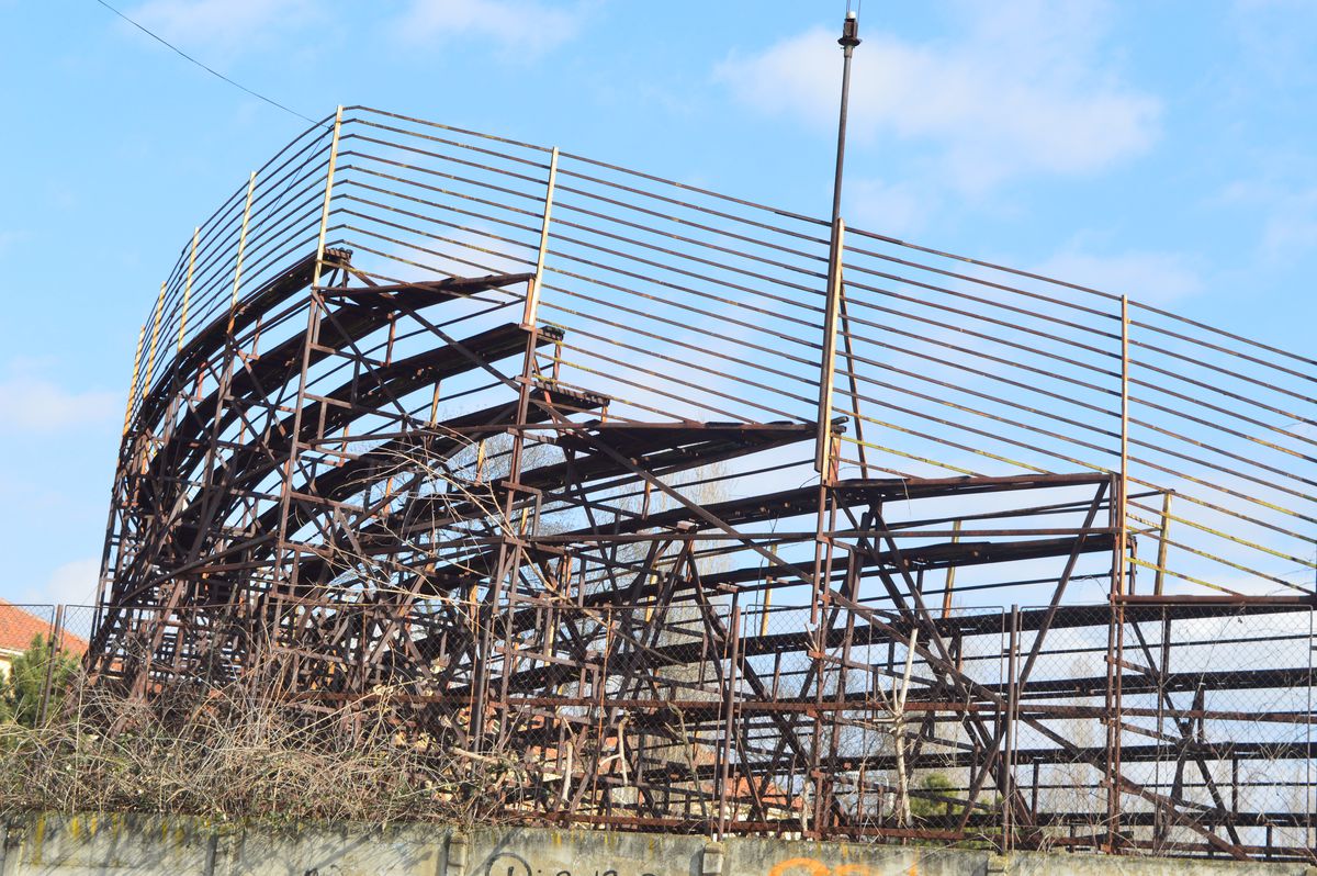 Valea arămie a pompierilor » Stadionul Electroputere, într-o stare deplorabilă: rugină, pământ și buruieni pe arena unde au fost crescuți jucători de seamă