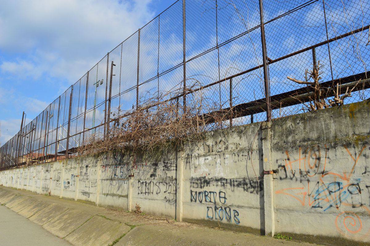 Valea arămie a pompierilor » Stadionul Electroputere, într-o stare deplorabilă: rugină, pământ și buruieni pe arena unde au fost crescuți jucători de seamă