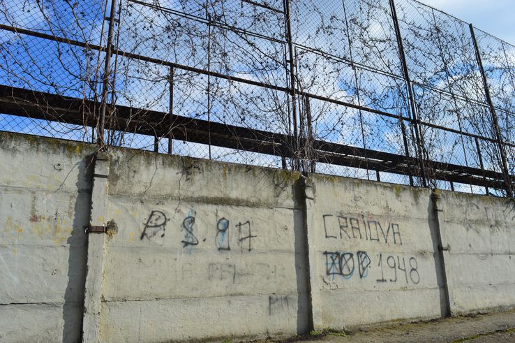 Zidul de beton al arenei e plin de mesaje războinice între cele două echipe din Craiova