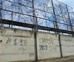 Zidul de beton al arenei e plin de mesaje războinice între cele două echipe din Craiova