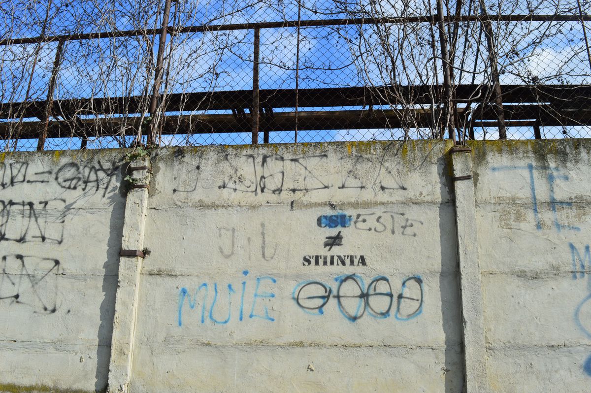 Valea arămie a pompierilor » Stadionul Electroputere, într-o stare deplorabilă: rugină, pământ și buruieni pe arena unde au fost crescuți jucători de seamă