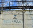 Zidul de beton al arenei e plin de mesaje războinice între cele două echipe din Craiova
