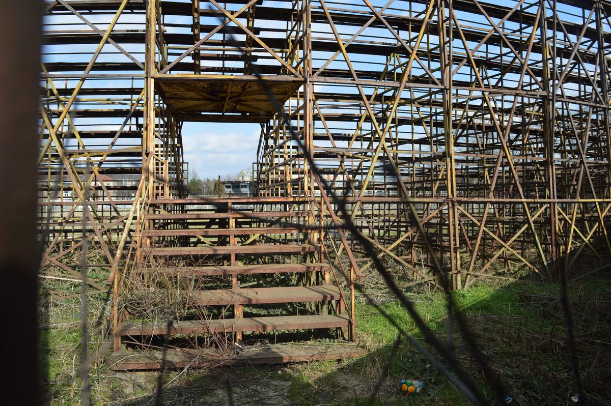 Valea arămie a pompierilor » Stadionul Electroputere, într-o stare deplorabilă: rugină, pământ și buruieni pe arena unde au fost crescuți jucători de seamă