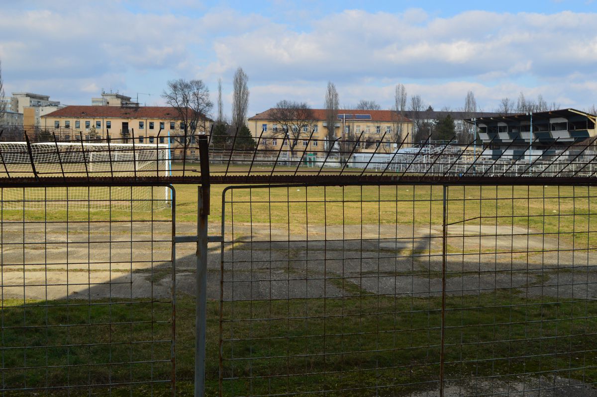 Valea arămie a pompierilor » Stadionul Electroputere, într-o stare deplorabilă: rugină, pământ și buruieni pe arena unde au fost crescuți jucători de seamă