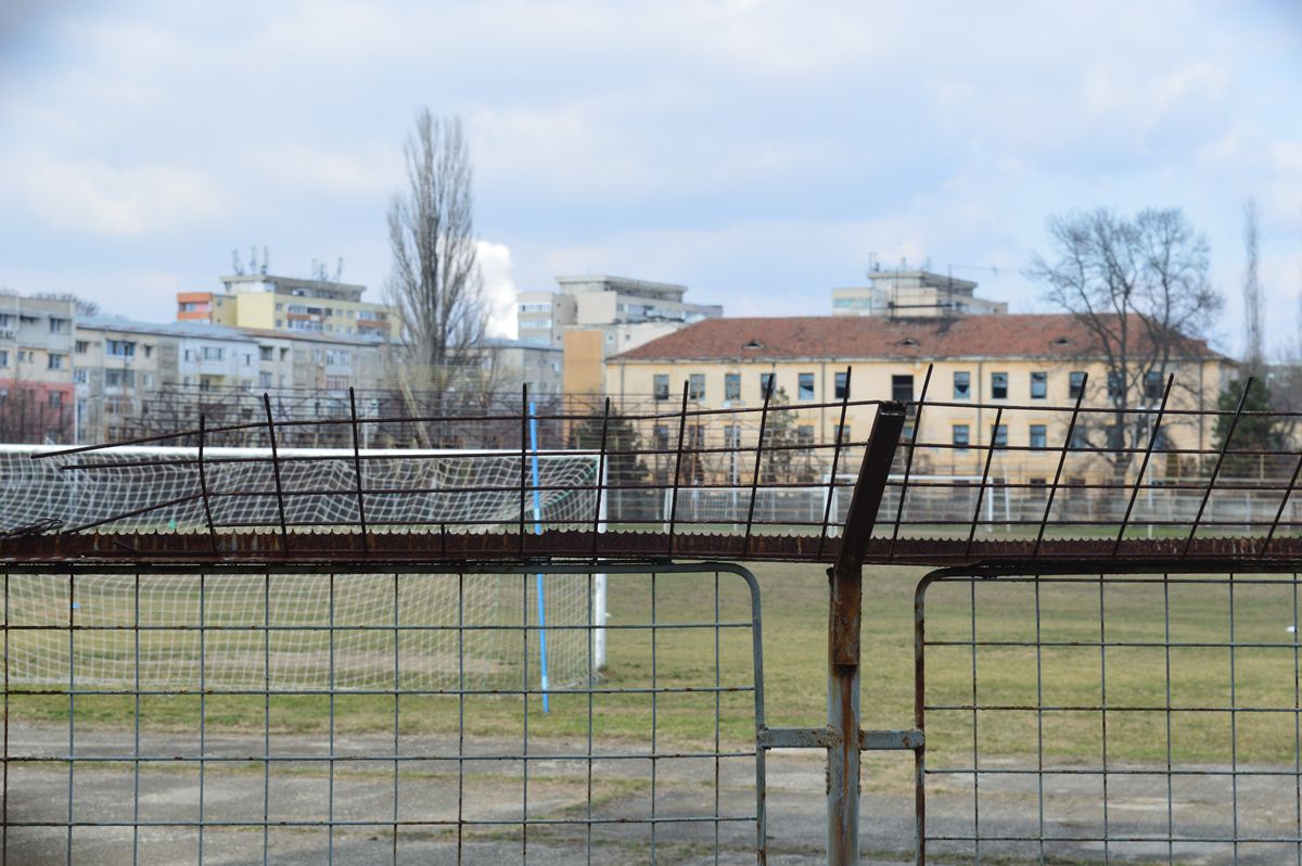 Valea arămie a pompierilor » Stadionul Electroputere, într-o stare deplorabilă: rugină, pământ și buruieni pe arena unde au fost crescuți jucători de seamă