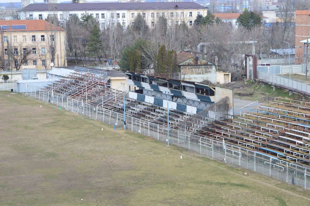 Valea arămie a pompierilor » Stadionul Electroputere, într-o stare deplorabilă: rugină, pământ și buruieni pe arena unde au fost crescuți jucători de seamă